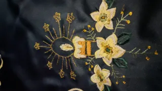 Centro Tavola Blu e Oro Ricamato