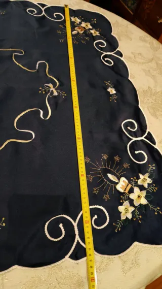 Centro Tavola Blu e Oro Ricamato