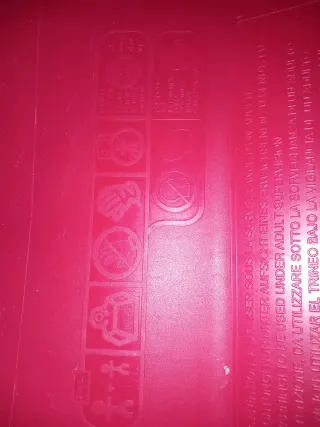 Trineo rojo con cuerda y asas de frenado.