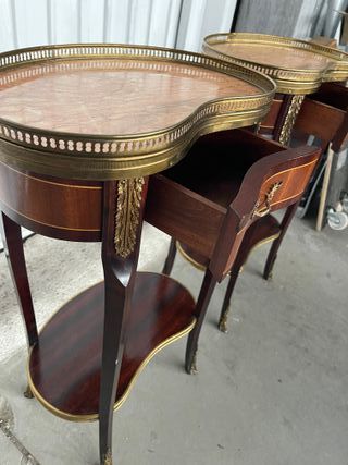 Pareja de mesitas estilo antigua con marmol