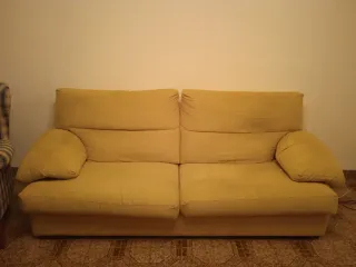 Sofá amarillo de tela