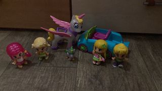 Coche Pinypon, unicornios y 4 muñecos + accesorios