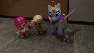 Coche Pinypon, unicornios y 4 muñecos + accesorios