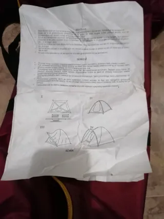 Tienda de campaña color burdeos y dorado