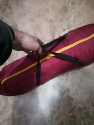 Tienda de campaña color burdeos y dorado