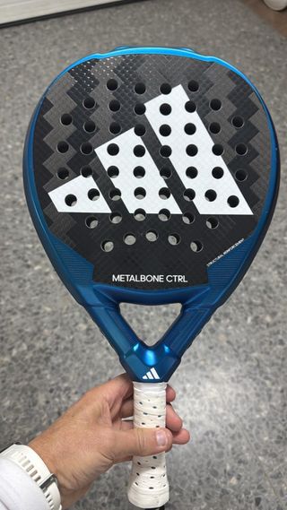 Pala de pádel Adidas como nueva