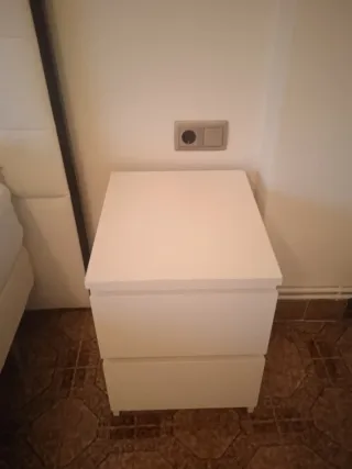 Mesilla de noche blanca