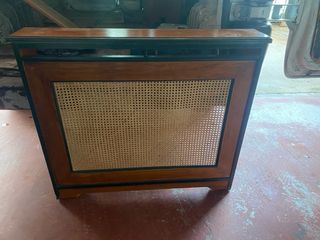 Armario de mimbre y cubre radiador