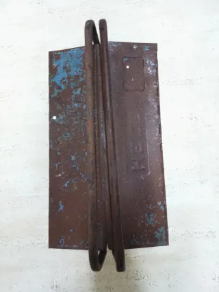 Caja de herramientas metálica azul