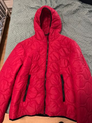 Chaqueta roja acolchada con capucha