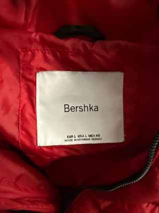 Chaqueta roja acolchada con capucha