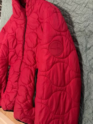 Chaqueta roja acolchada con capucha