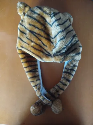 Gorro de tigre con ojos brillantes