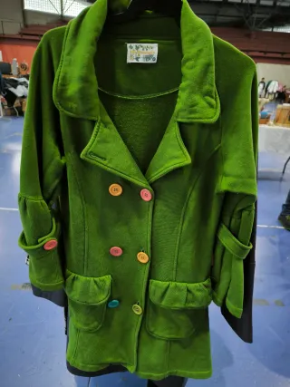 Chaqueta verde con botones multicolor