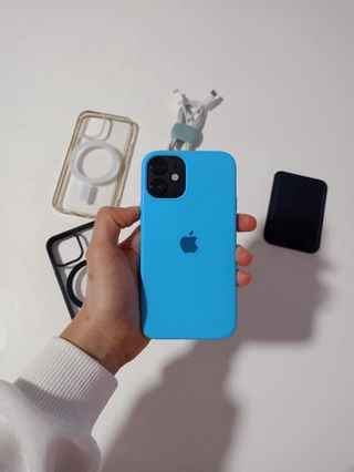 iPhone 12 mini + 3 fundas y tarjetero