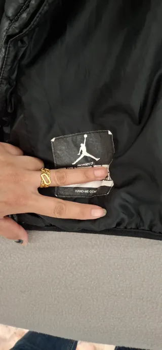 Abrigo Jordan Negro talla 12/13. Excelente  estado