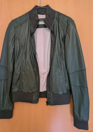 Cazadora piel napa  verde .