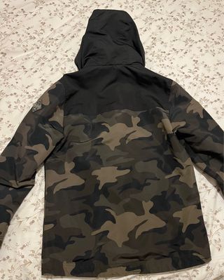 Abrigo Hollister Camuflaje Negro Verde
