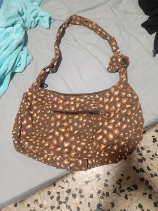 Bolso marrón estampado animal print.