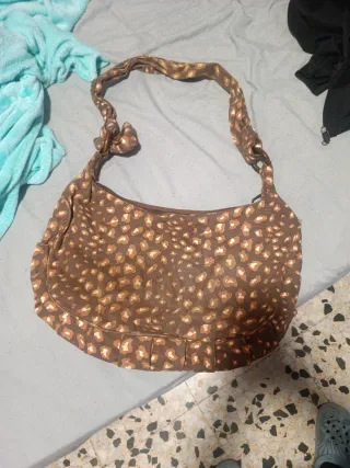 Bolso marrón estampado animal print.