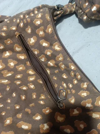 Bolso marrón estampado animal print.