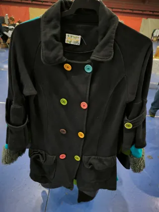 Chaqueta negra con botones de colores