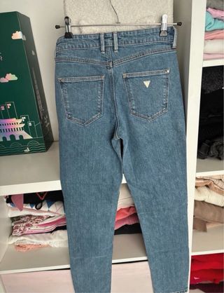 Pantalón vaquero Guess con pedrería