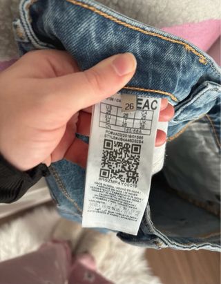 Pantalón vaquero Guess con pedrería