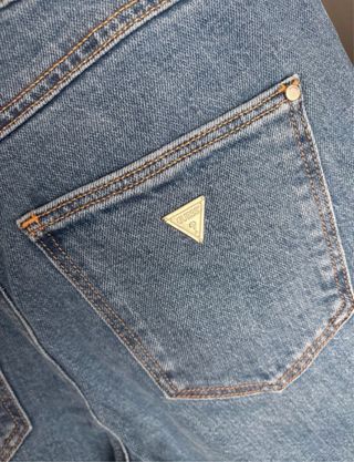 Pantalón vaquero Guess con pedrería
