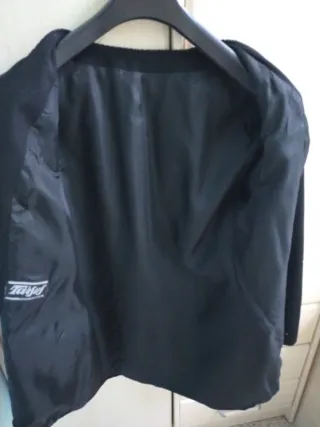 Chaqueta Mujer negra con acabados de pasamanería.