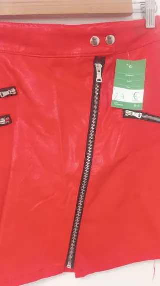 Falda corta cuero roja cremalleras
