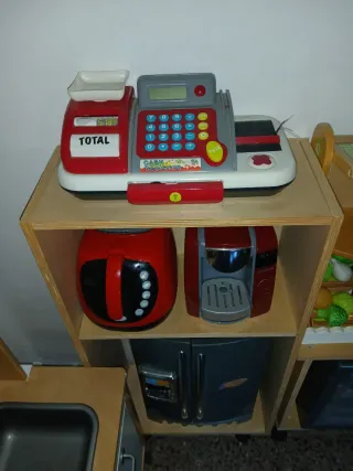 Cocinita de juguete con mercado y accesorios