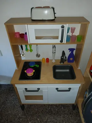 Cocinita de juguete con mercado y accesorios