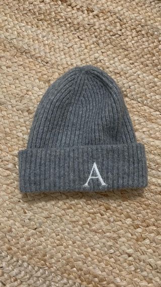 Gorro gris con inicial A