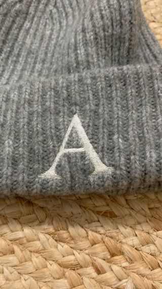 Gorro gris con inicial A
