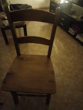 Mesa de madera con 4 sillas