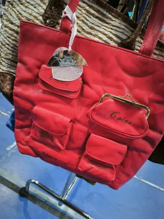 Bolso rojo con bolsillos