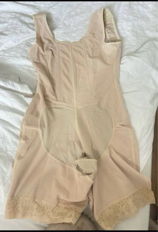 Faja moldeadora beige con broches