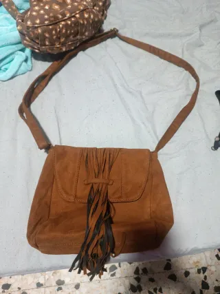 Bolso de cuero marrón con flecos