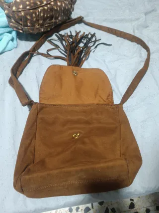 Bolso de cuero marrón con flecos