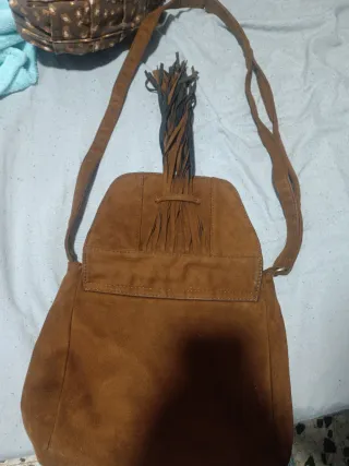 Bolso de cuero marrón con flecos