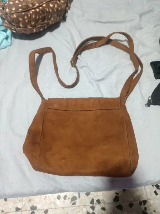 Bolso de cuero marrón con flecos