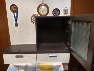Mueble recibidor beige y marrón