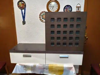 Mueble recibidor beige y marrón