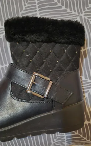 Botas afelpadas negras con hebilla