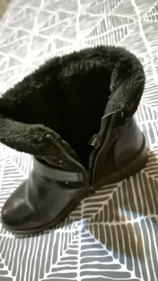Botas afelpadas negras con hebilla