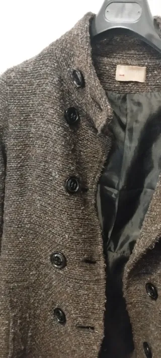 Abrigo elegante gris y negro