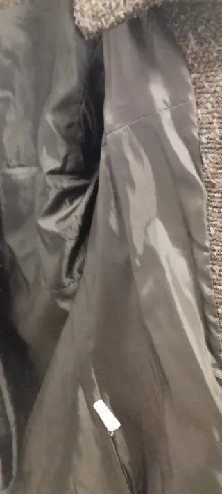 Abrigo elegante gris y negro