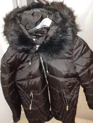 Plumas negro con capucha de pelo