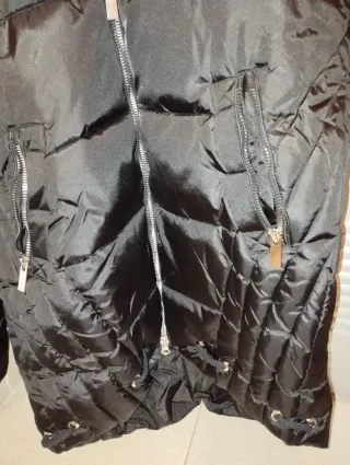 Plumas negro con capucha de pelo